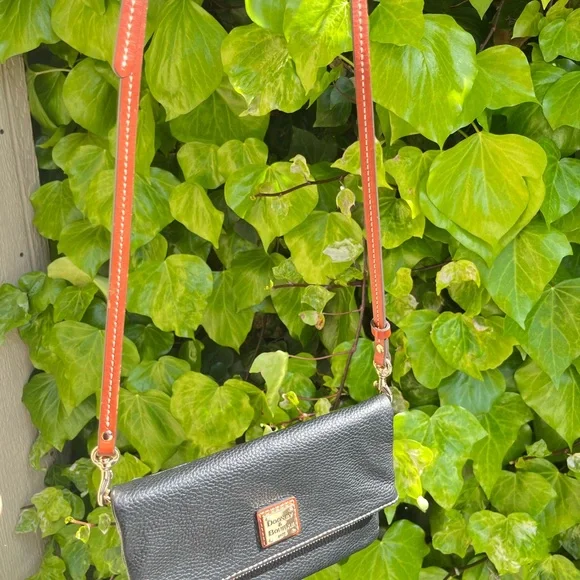 Dooney & Bourke Black Pebbled Leather Zipper Clutch Crossbody Bag Red Interior - Picture 4 of 16